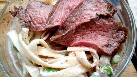 лапша с зеленым горошком и запеченной говядиной