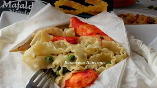 Мафальдине с камчатским крабом и зеленым горошком, запеченные в пергаменте