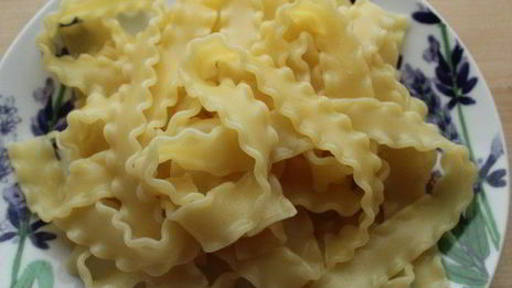 мафальдине с камчатским крабом и зеленым горошком, запеченные в пергаменте