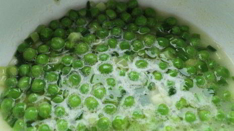 мафальдине с камчатским крабом и зеленым горошком, запеченные в пергаменте