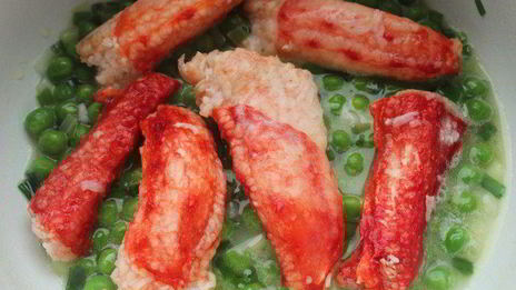 мафальдине с камчатским крабом и зеленым горошком, запеченные в пергаменте