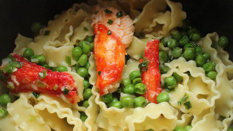 мафальдине с камчатским крабом и зеленым горошком, запеченные в пергаменте