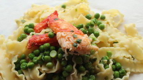 мафальдине с камчатским крабом и зеленым горошком, запеченные в пергаменте