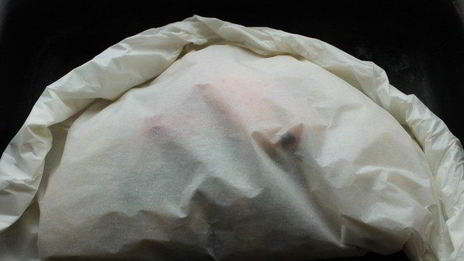 мафальдине с камчатским крабом и зеленым горошком, запеченные в пергаменте