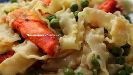 мафальдине с камчатским крабом и зеленым горошком, запеченные в пергаменте