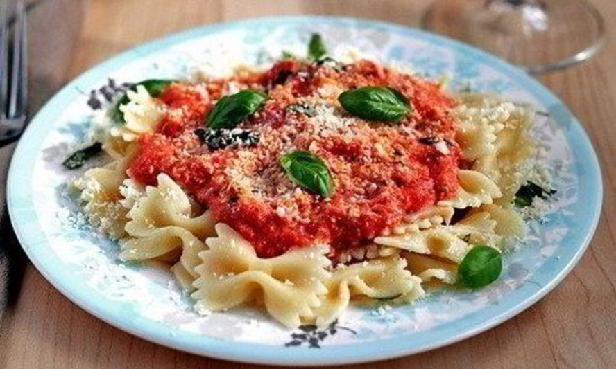 Рецепт макароны фарфалле с томатным соусом и сыром фета