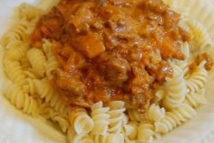 Макароны с фаршем, карри и ананасами