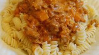 Макароны с фаршем, карри и ананасами