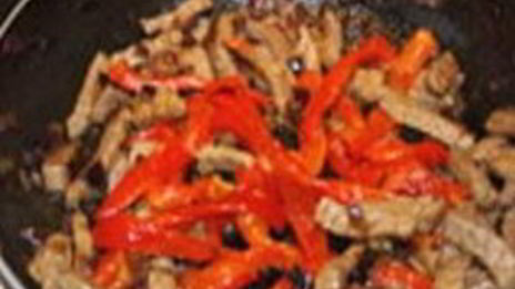 макароны с говядиной и перцем