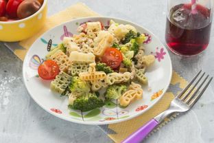 Макароны с мясным соусом и брокколи