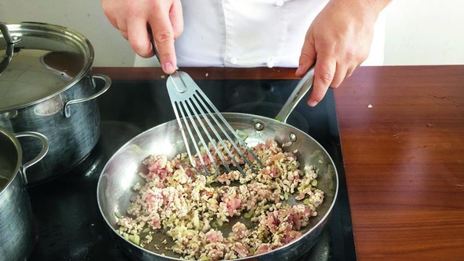 макароны с мясным соусом и брокколи