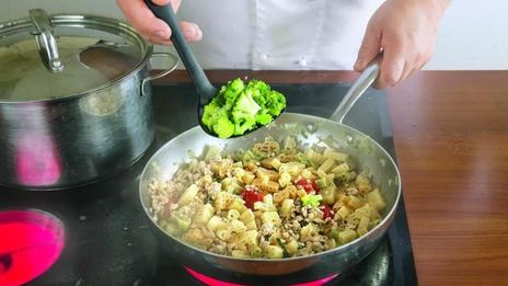 макароны с мясным соусом и брокколи