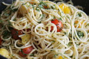 Макароны с помидорами, базиликом и пармезаном