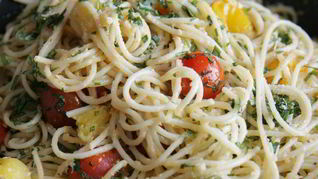 Макароны с помидорами, базиликом и пармезаном