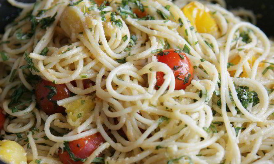 Рецепт макароны с помидорами, базиликом и пармезаном