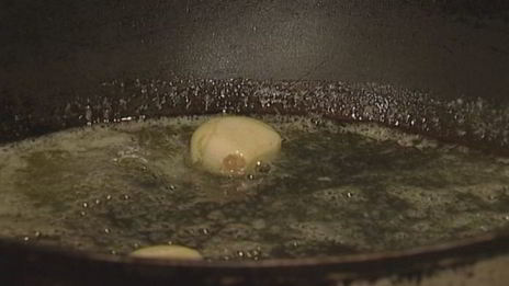 макароны с помидорами, базиликом и пармезаном