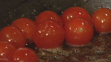 макароны с помидорами, базиликом и пармезаном