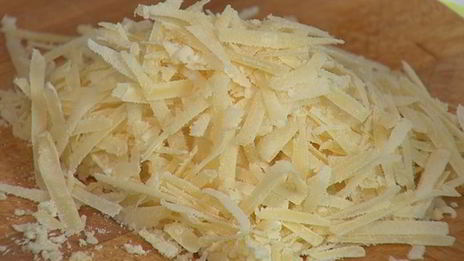 макароны с помидорами, базиликом и пармезаном