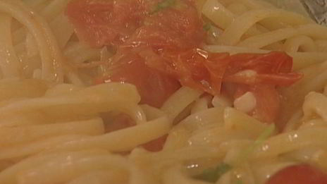 макароны с помидорами, базиликом и пармезаном