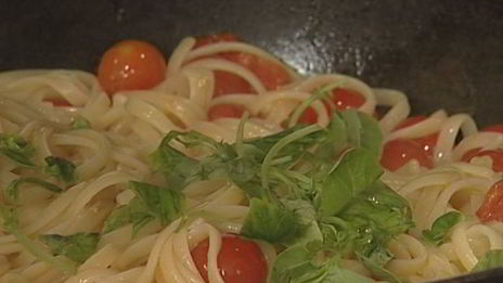 макароны с помидорами, базиликом и пармезаном