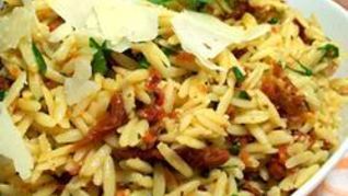 Макароны с вялеными помидорами и базиликом