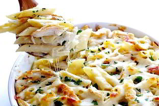 Паста Альфредо с курицей, запеченная