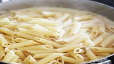 паста альфредо с курицей, запеченная