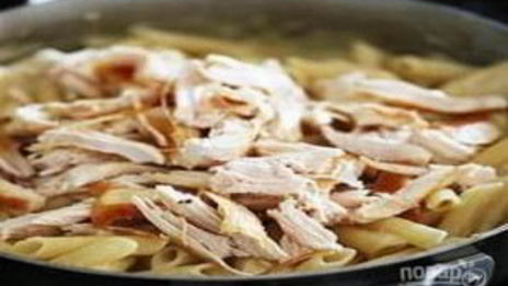 паста альфредо с курицей, запеченная