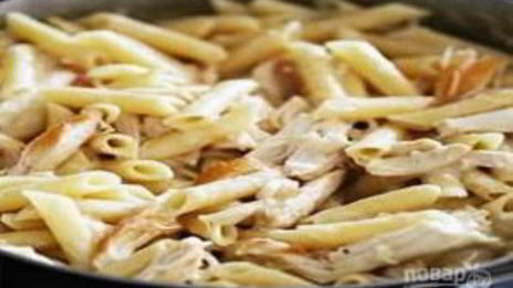 паста альфредо с курицей, запеченная