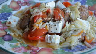 Паста орзо с колбасой, томатами и сладким перцем