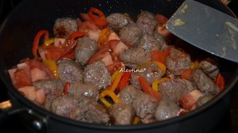 паста орзо с колбасой, томатами и сладким перцем