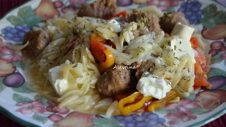 паста орзо с колбасой, томатами и сладким перцем