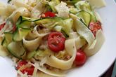 Паста по-тоскански с цукини, лаймом и грецким орехом