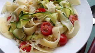 Паста по-тоскански с цукини, лаймом и грецким орехом