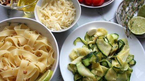 паста по-тоскански с цукини, лаймом и грецким орехом