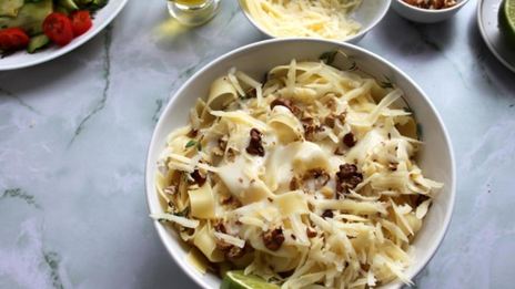 паста по-тоскански с цукини, лаймом и грецким орехом