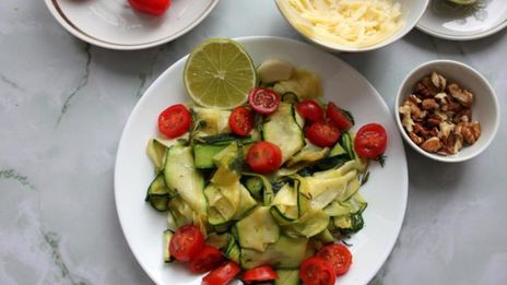 паста по-тоскански с цукини, лаймом и грецким орехом