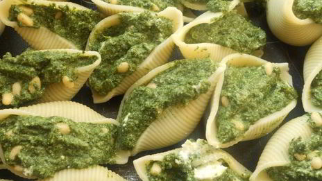 паста ракушки со шпинатом, рикоттой и кедровыми орешками