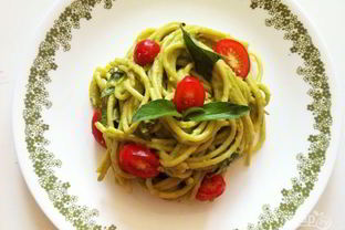 Паста с авокадо и помидорами