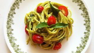 Паста с авокадо и помидорами