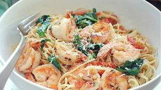 Паста с креветками и шпинатом под сливочно-чесночным соусом