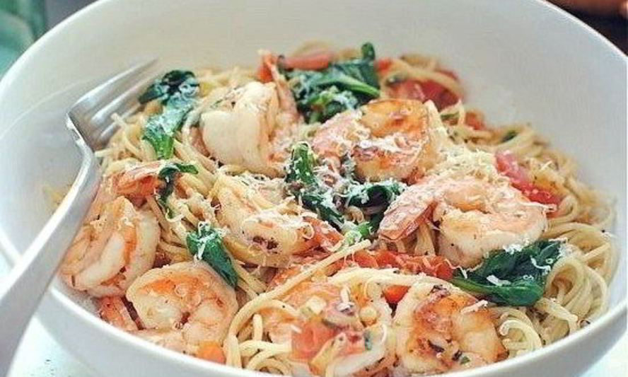Рецепт паста с креветками и шпинатом под сливочно-чесночным соусом
