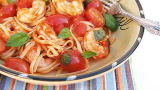 Паста с креветками, помидорами и базиликом