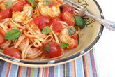 Паста с креветками, помидорами и базиликом