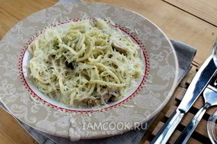 Паста с курицей и соусом песто