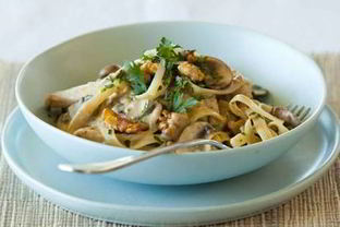 Паста с курицей, орехами и грибами