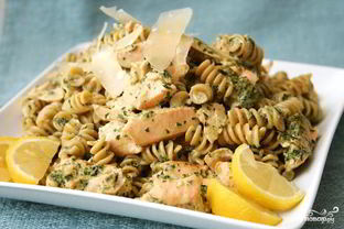 Паста с лососем и соусом Песто