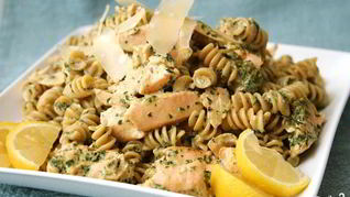 Паста с лососем и соусом Песто