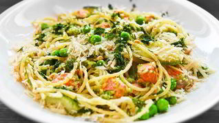 Паста с лососем, цукини и зеленым горошком