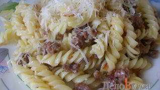 Паста с луком и сальсиччи